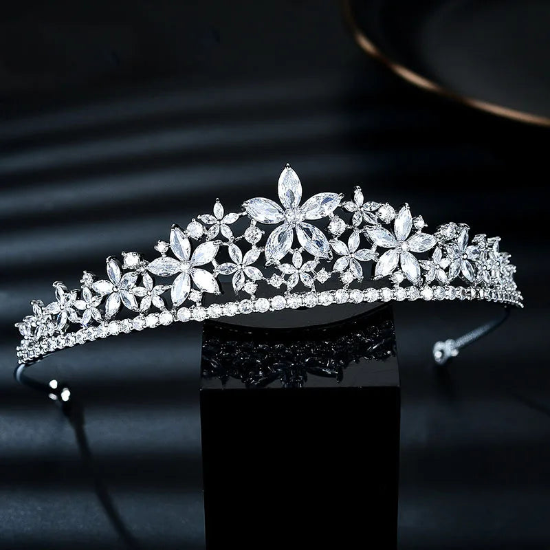 Diadème de mariée en zircon cubique scintillant sur une surface sombre.
