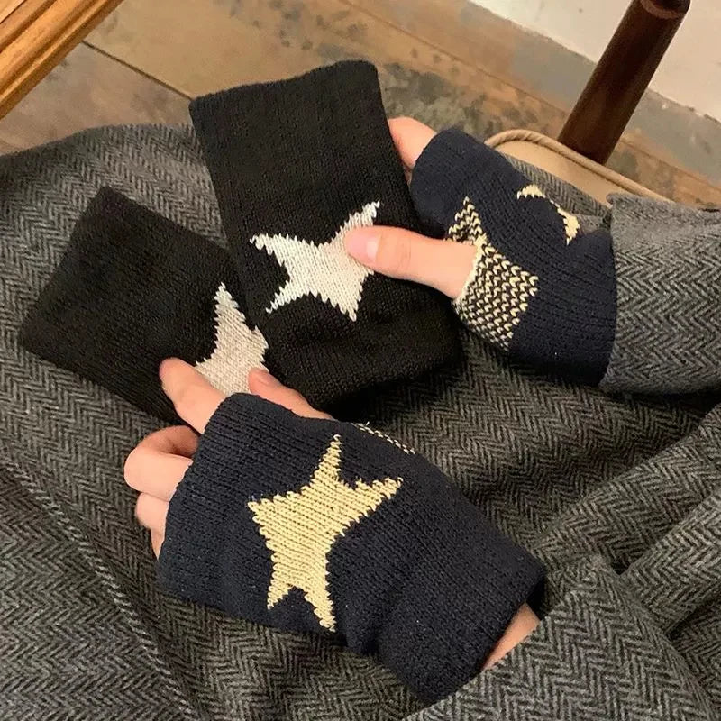Un par de guantes sin dedos de punto azul marino oscuro con patrones de estrellas amarillas claras