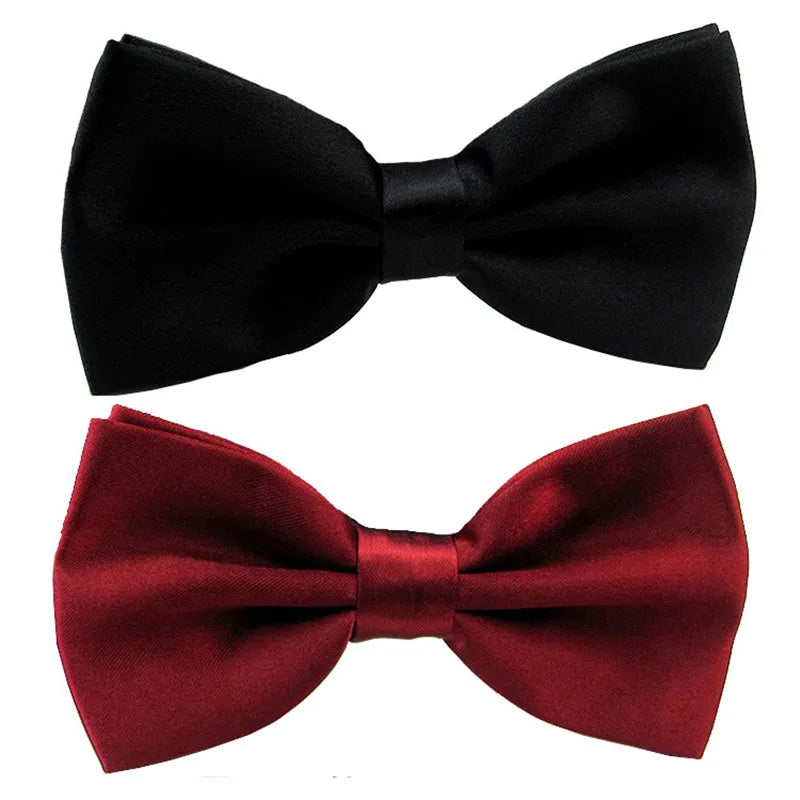 Nœud papillon en satin noir présenté sur fond blanc.