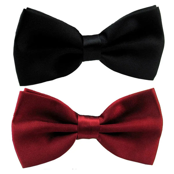 Nœud papillon en satin noir présenté sur fond blanc.