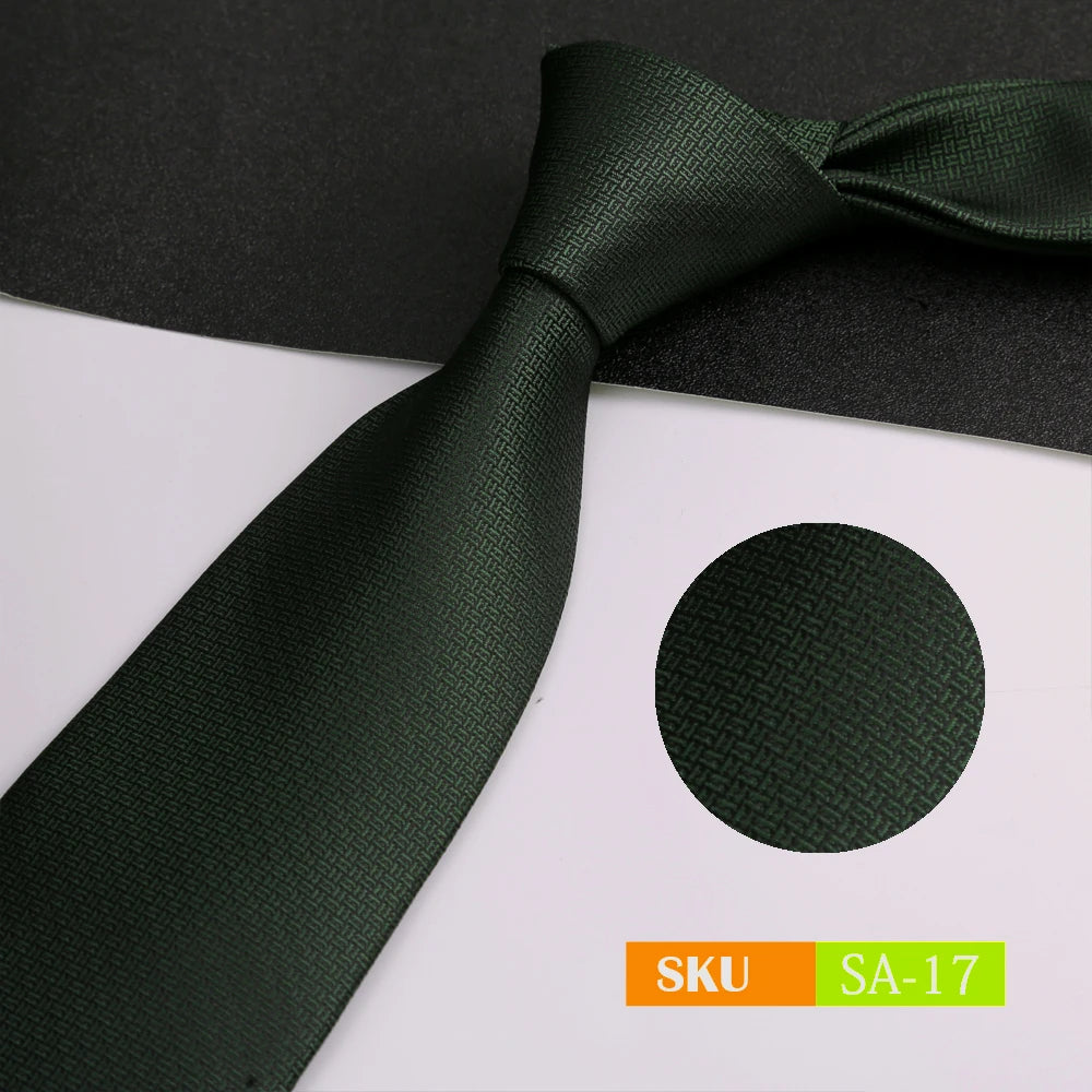 Dunkelgrüner Herren-Einfarb-Twill-Krawatten, gebunden als Fliege, vor weißem Hintergrund.