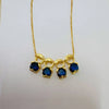 Goldkette mit drei blauen Edelstein-Herzanhängern.
