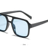 Ein Paar schwarze Vintage-Pilot-Sonnenbrille mit doppelter Brücke von der Seite