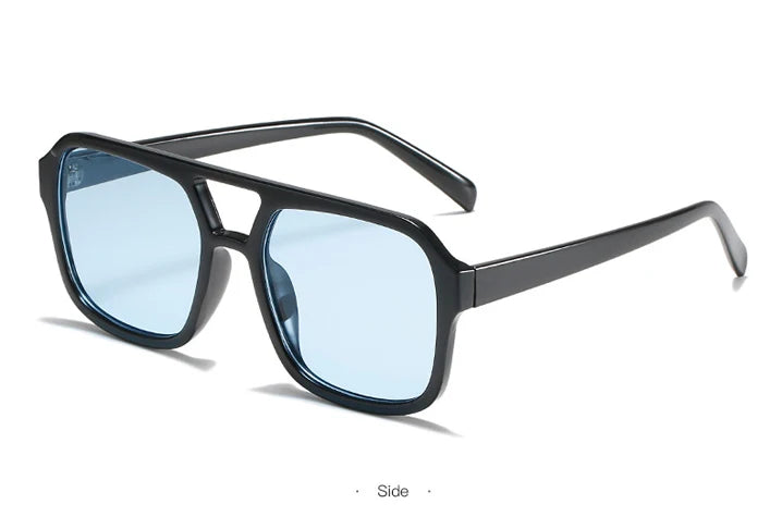 Ein Paar schwarze Vintage-Pilot-Sonnenbrille mit doppelter Brücke von der Seite
