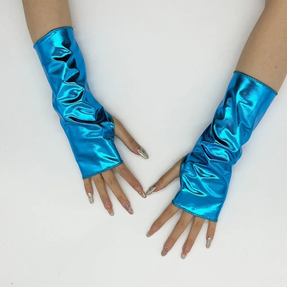 Une paire de gants en PU bleu brillant sans doigts, type cosplay, portée sur une main.