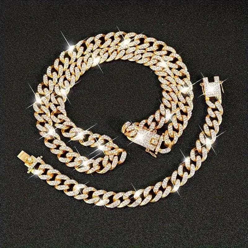 Un ensemble de trois colliers de chaîne cubains dorés avec accents de diamant présentés sur un fond sombre.
