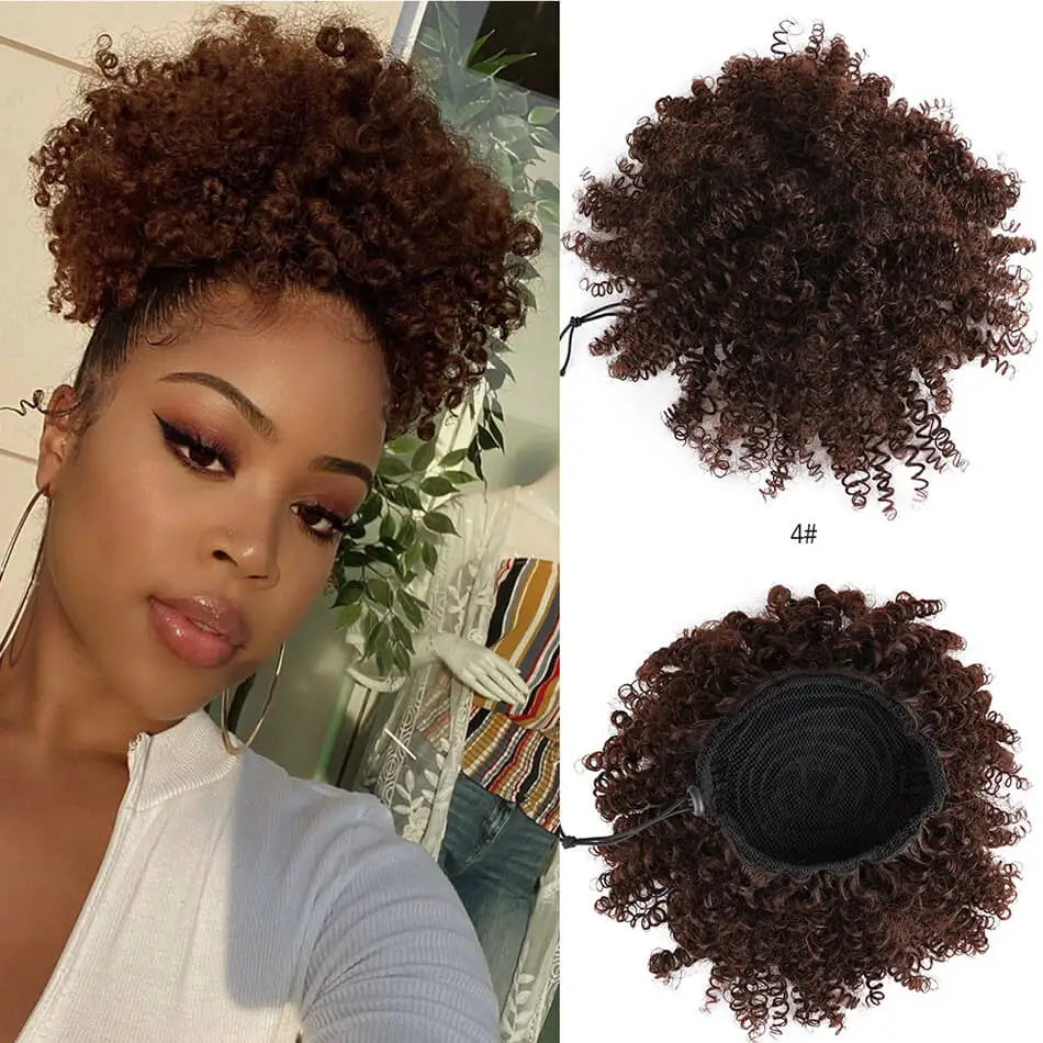 Eine Frau modelliert eine dunkle braune synthetische Afro-Puff-Chignon-Haarerweiterung