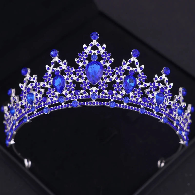 Tiare et couronne pour cheveux en cristal bleu royal avec des pierres incrustées.