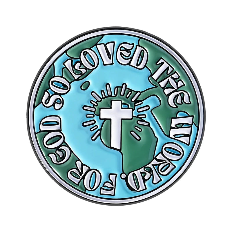 Broche émaillée avec le texte 'God So Loved The World' sur fond de carte.