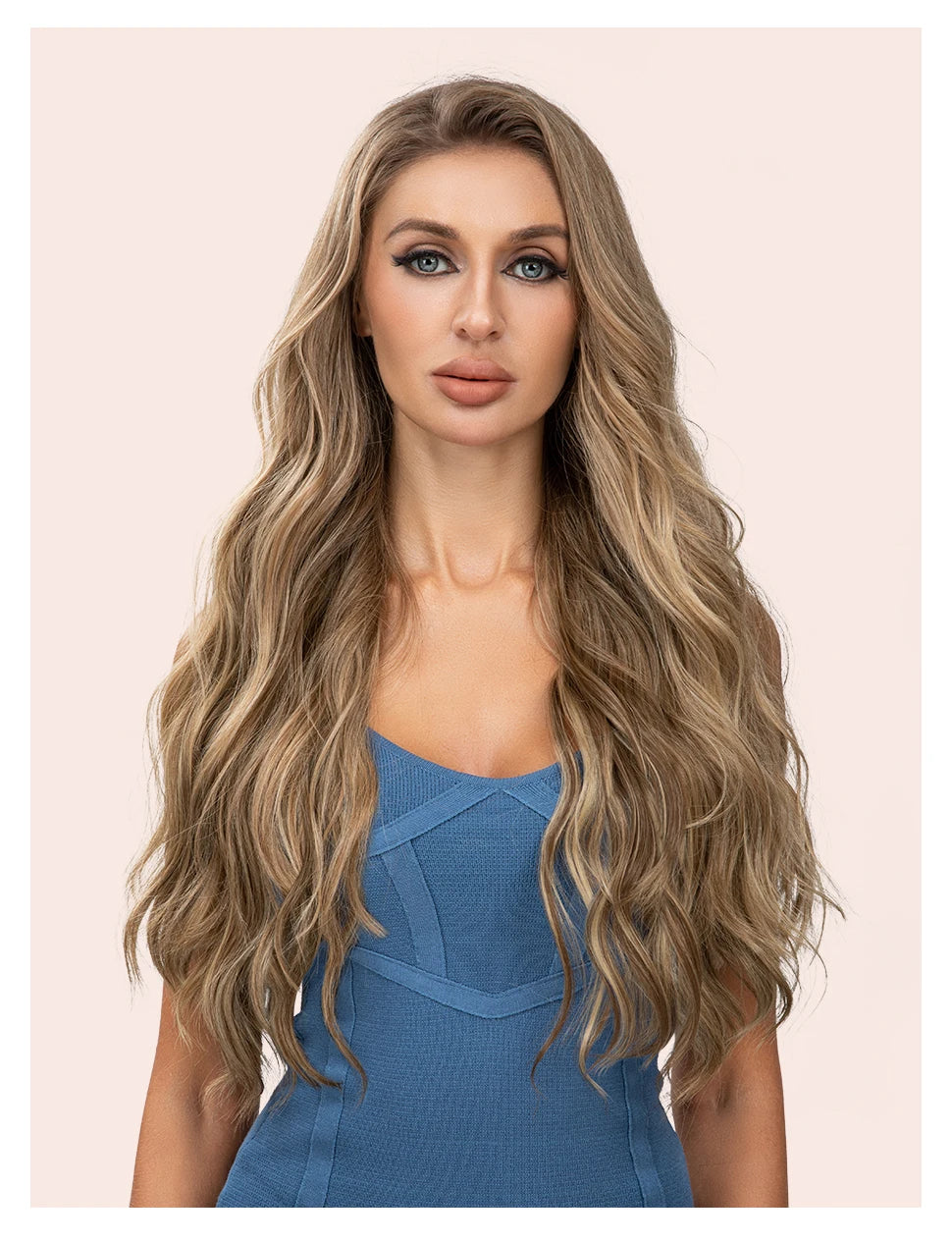 Una mujer modela extensiones de cabello ondulado clip-in de 22 pulgadas en un color rubio claro.