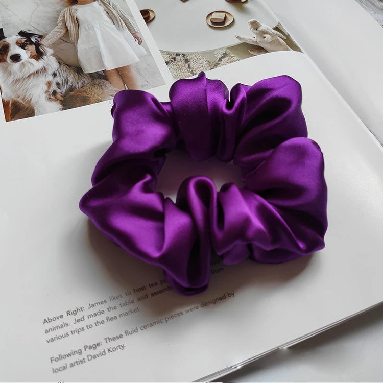 Un lazo de cabello de seda morado se muestra en una página blanca junto a texto.