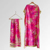 Châle cape à motifs de papillon floral rose et jaune, suspendu sur cintre en bois.