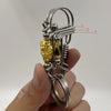 Clé mécanique en acier inoxydable avec une tête de lion dorée et des détails en émail bleu.