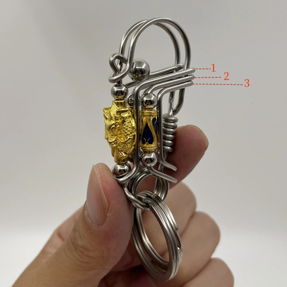 Clé mécanique en acier inoxydable avec une tête de lion dorée et des détails en émail bleu.