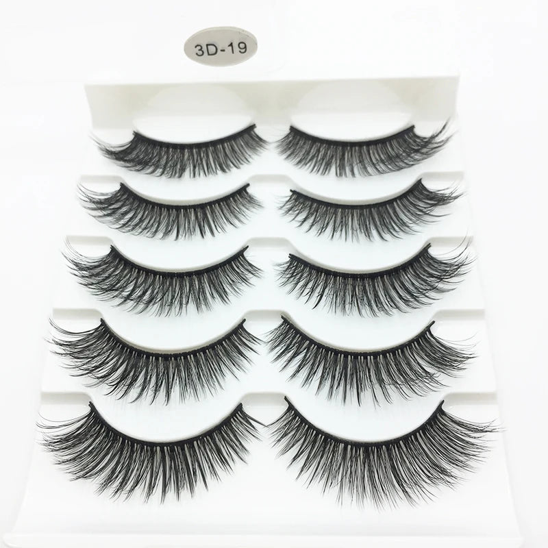 A set of black 3D mink false eyelashes displayed in a white plastic tray.