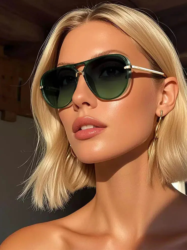 Gros plan d'une femme portant des lunettes de pilot vintage à monture métallique avec des verres vert olive.