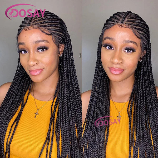 Gros plan d'une femme modélisant une perruque noire tressée longue avec une lace front et un haut jaune.