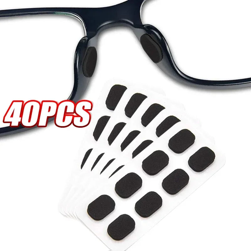 Un paquete de 40 almohadillas nasales reutilizables antideslizantes para gafas, junto a un par de gafas.