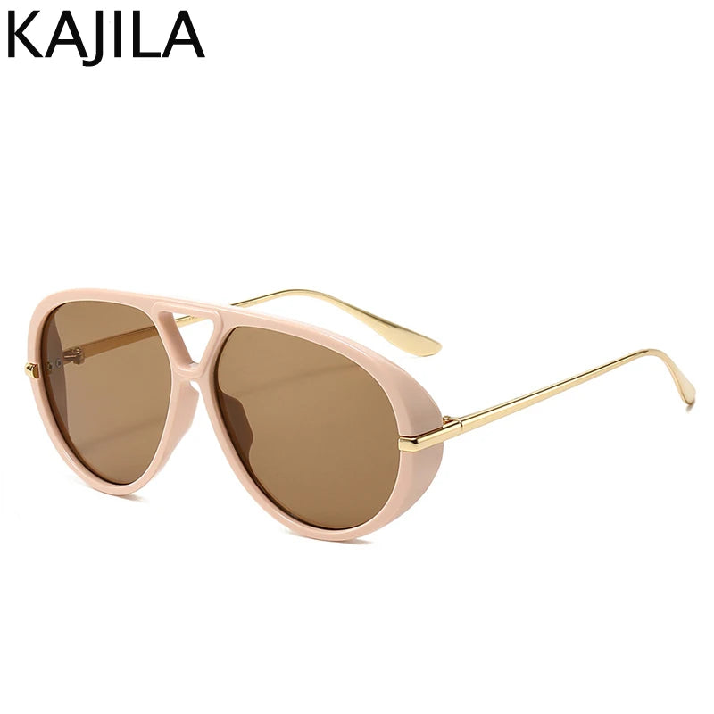 Un par de gafas de piloto vintage sobredimensionadas con monturas rosa claro y lentes marrones.