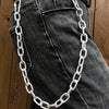 Nahaufnahme dunkle Jeans mit silberner Kettendetail am Hosentasche.