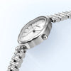 Gros plan d'une élégante montre-bracelet en quartz en acier inoxydable avec un bracelet argenté.