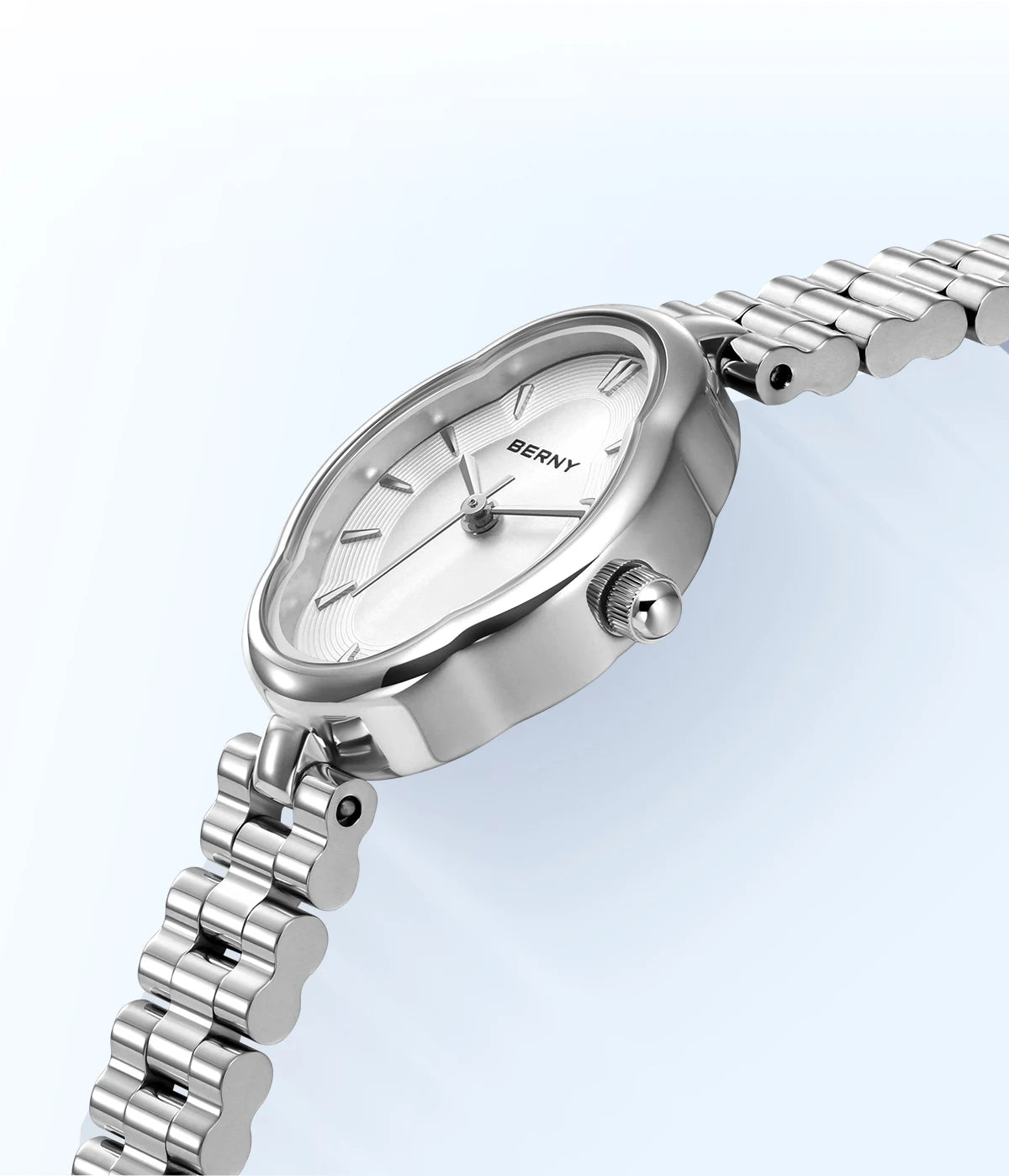 Gros plan d'une élégante montre-bracelet en quartz en acier inoxydable avec un bracelet argenté.