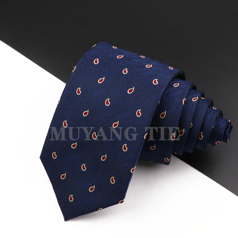 Marineblauer Luxus-Männerkrawatten mit kleinem Blumen-Paisley-Muster auf dunkler Oberfläche gefaltet.