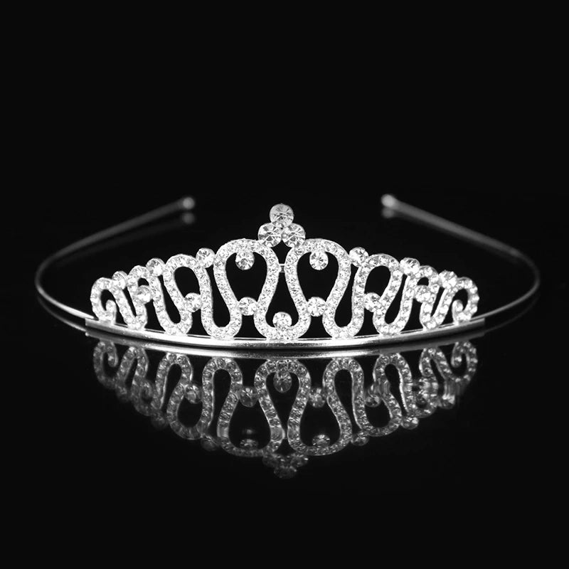 Tiara de cristal plateado para el cabello, accesorios mostrados sobre un fondo negro.