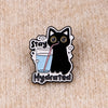 Insignia de esmalte de gato negro con un vaso y una paja rosa que dice 'Stay Hydrated'