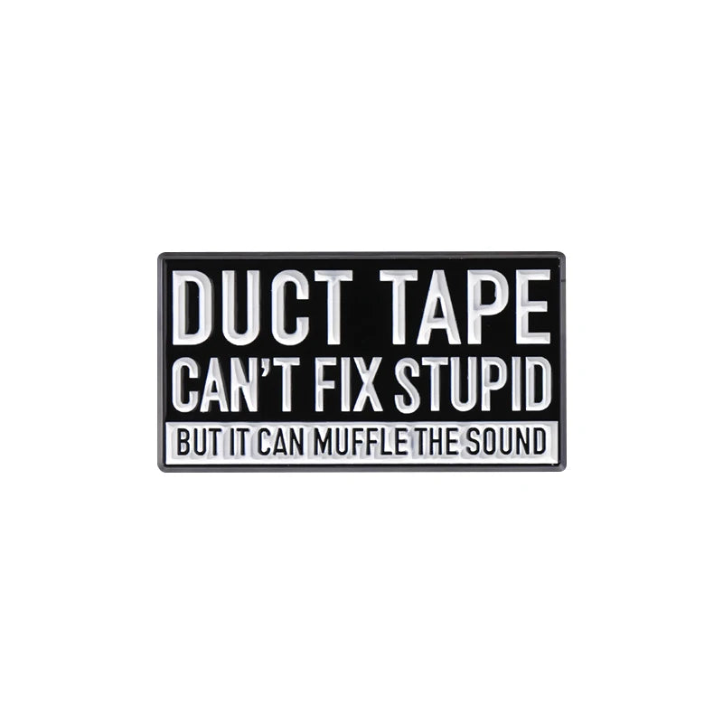 Pin rectangular de esmalte negro con texto blanco que dice 'Duct Tape No Puede Arreglar la Estupidez Pero Puede Atenuar el So