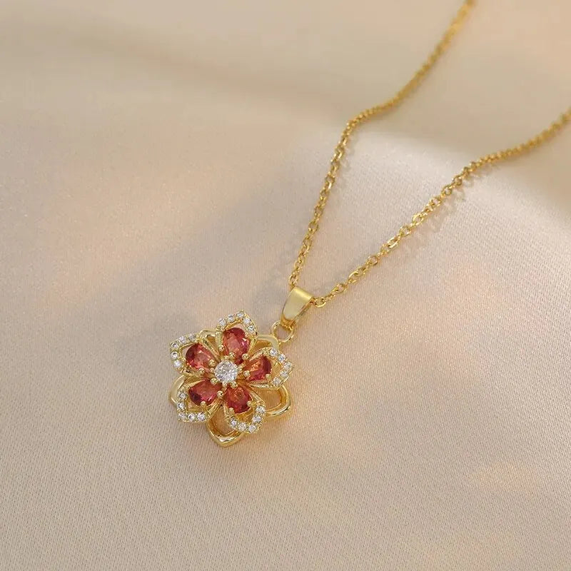 Collier en or avec pendentif de fleur zircon avec des pierres roses et rouges.
