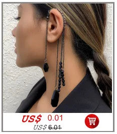 Une femme modélise un élégant collier imitation perles contre un fond clair.