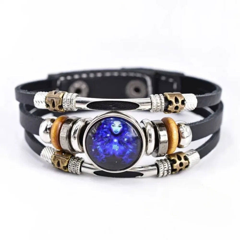 Schwarzes Lederarmband mit silbernen und goldenen Perlen und einem blauen himmlischen Stein