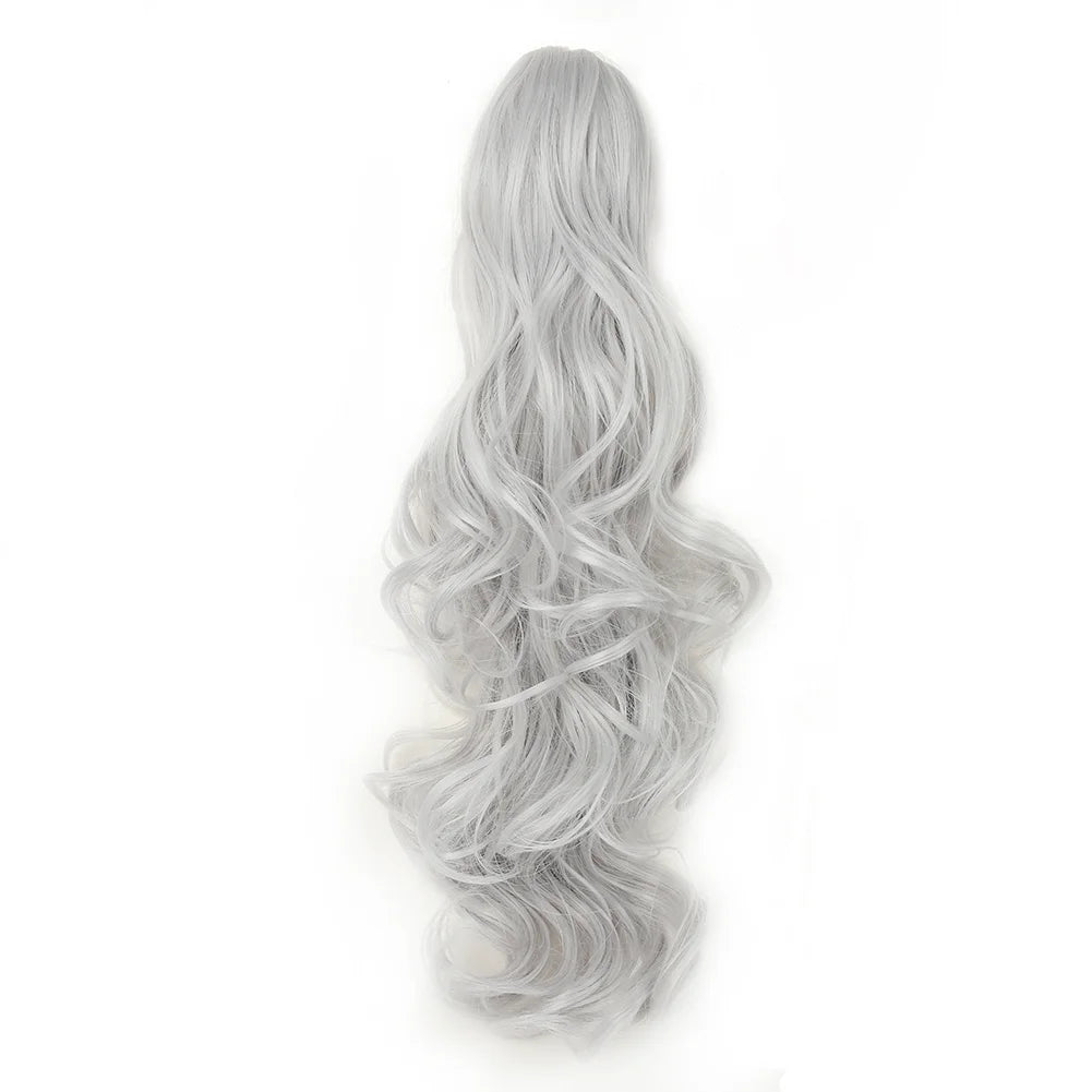Una larga y fluida pieza de cabello plateado peinado en una coleta suelta con un clip de garra.