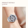 Gros plan d'une montre en quartz de luxe avec une lunette argentée et des accents de diamants sur un poignet.