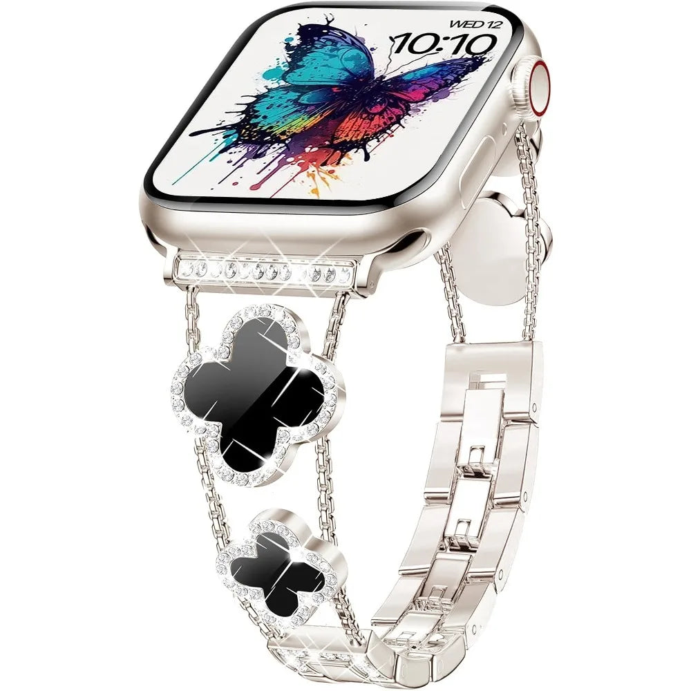 Gros plan d'une montre connectée argentée avec un affichage papillon coloré et un bracelet scintillant universel.