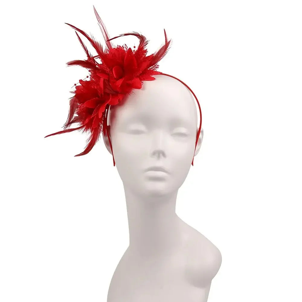 Un bandeau fascinateur en plume rouge porté sur une tête de mannequin blanche.