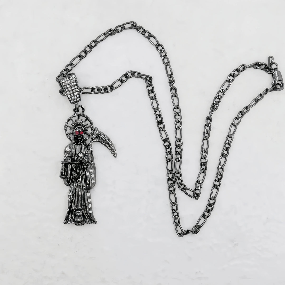 Silberner Anhänger mit Santa Muerte, Krone und Schädel.