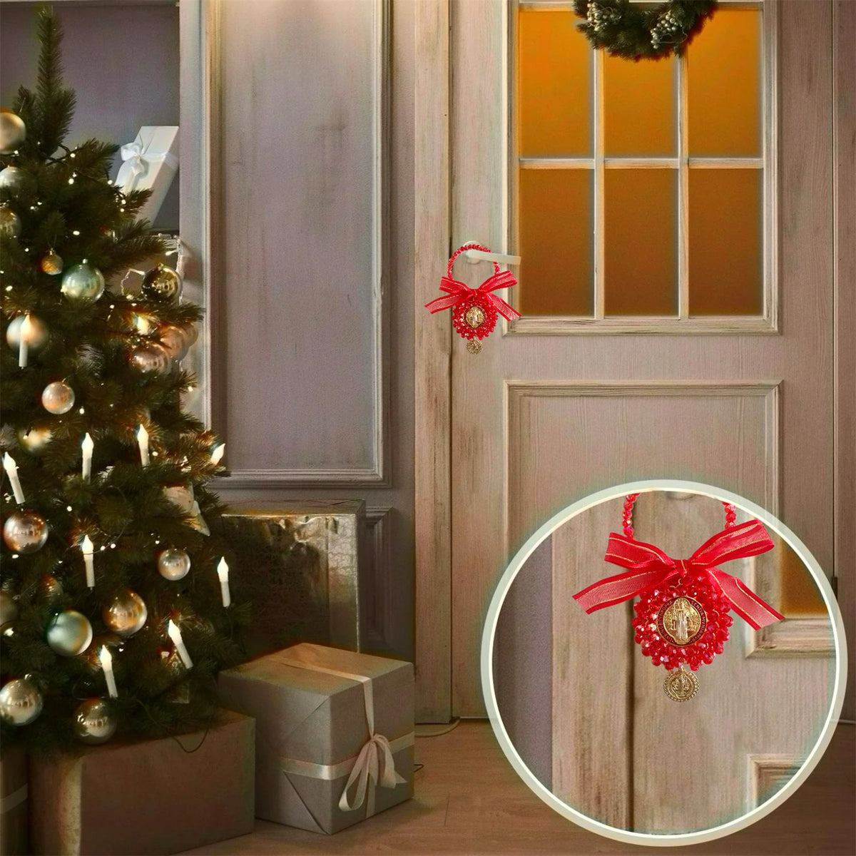 Un juego de cuatro colgadores de puerta con cinta roja y medallas de oro, exhibidos junto a un árbol de Navidad decorado.