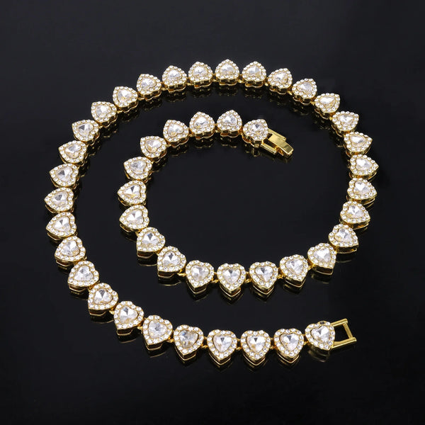 Ein Set funkelnder Herz-Rhinestone-Halsketten und Armreifen auf schwarzem Hintergrund.