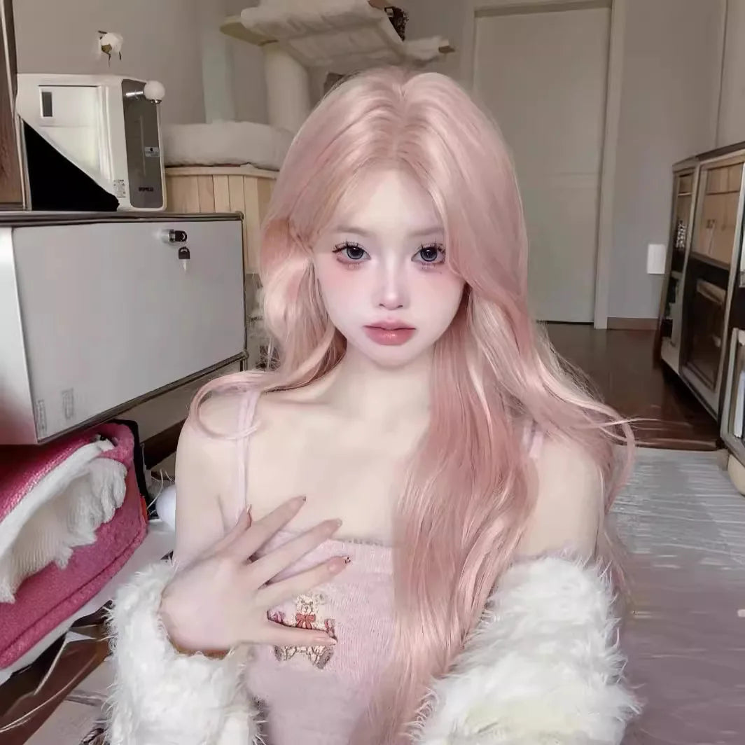Primer plano de una mujer con cabello largo rosa, vistiendo un top rosa claro y ribetes de piel blanca.