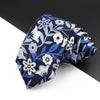 Dunkelblaue Herrenkrawatte mit Blumen-Paisley-Muster und weißen sowie hellblauen Akzenten.