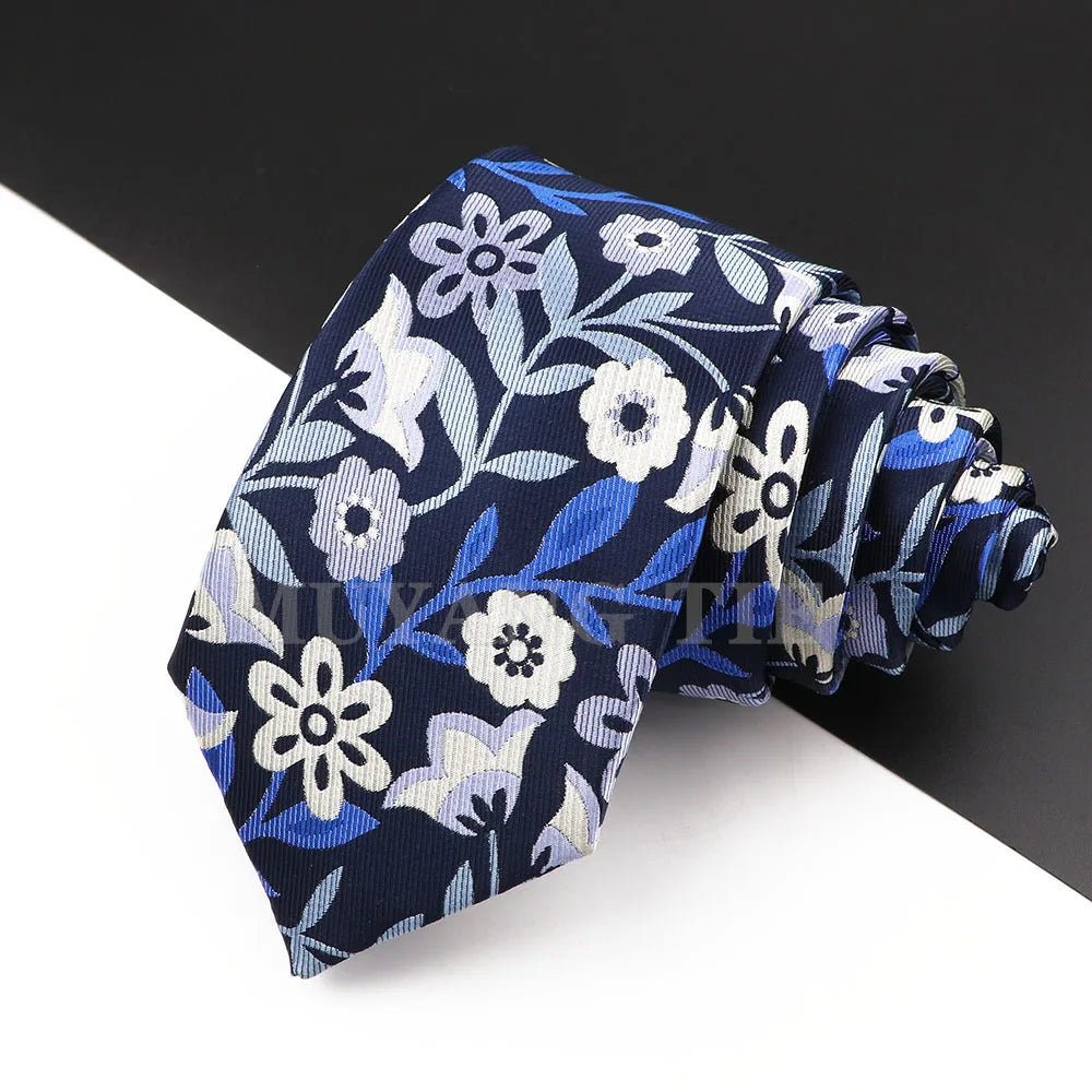 Dunkelblaue Herrenkrawatte mit Blumen-Paisley-Muster und weißen sowie hellblauen Akzenten.