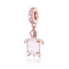 Colgante de oro rosa con una letra 'O' brillante incrustada con diamantes y una perla animal rosa.