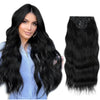 Una mujer modela extensiones de cabello negro largo y ondulado con un top clip-in junto a la longitud completa.