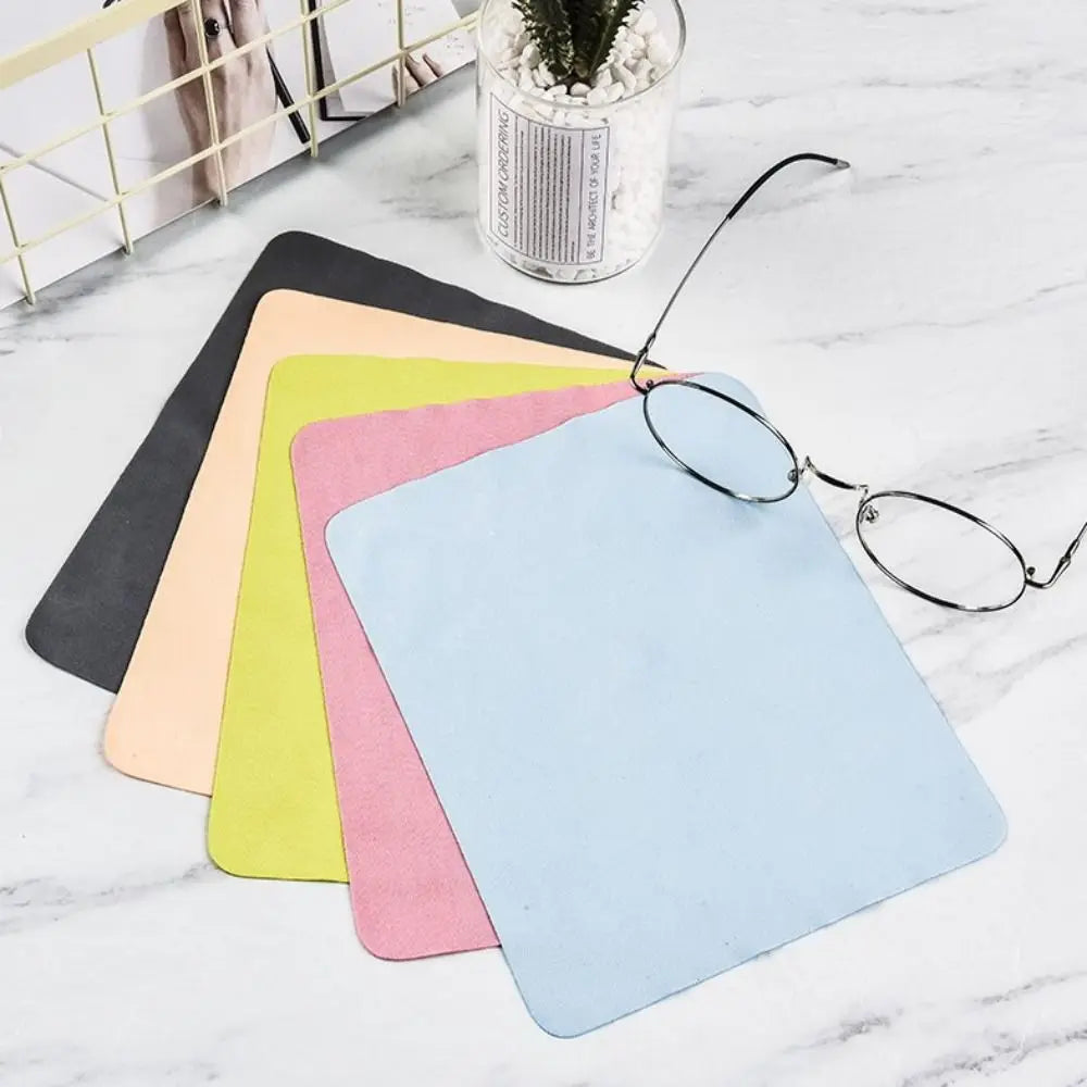 Un juego de paños de limpieza de ante multicolor para gafas, incluyendo negro, amarillo, rosa y azul claro.