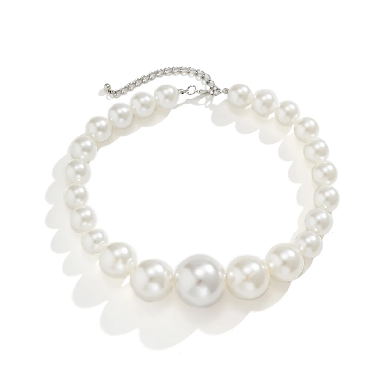 Rapproché d'un collier imitation perles élégant sur fond blanc.
