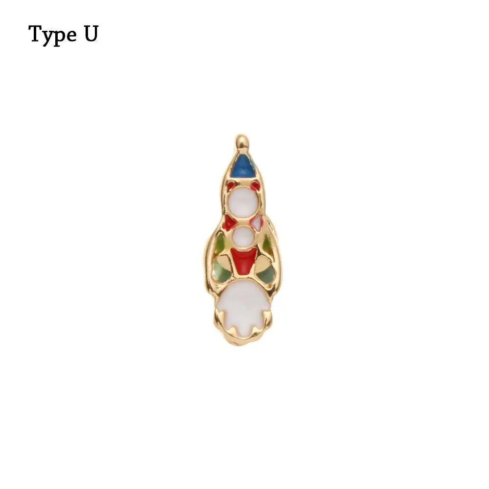 Adorno de pulsera de metal decorativo con esmalte multicolor y detalles de piedra blanca.