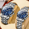 Ein Paar Edelstahl-Paaruhren mit blauen Zifferblättern und Metallarmbändern auf hellem Hintergrund.