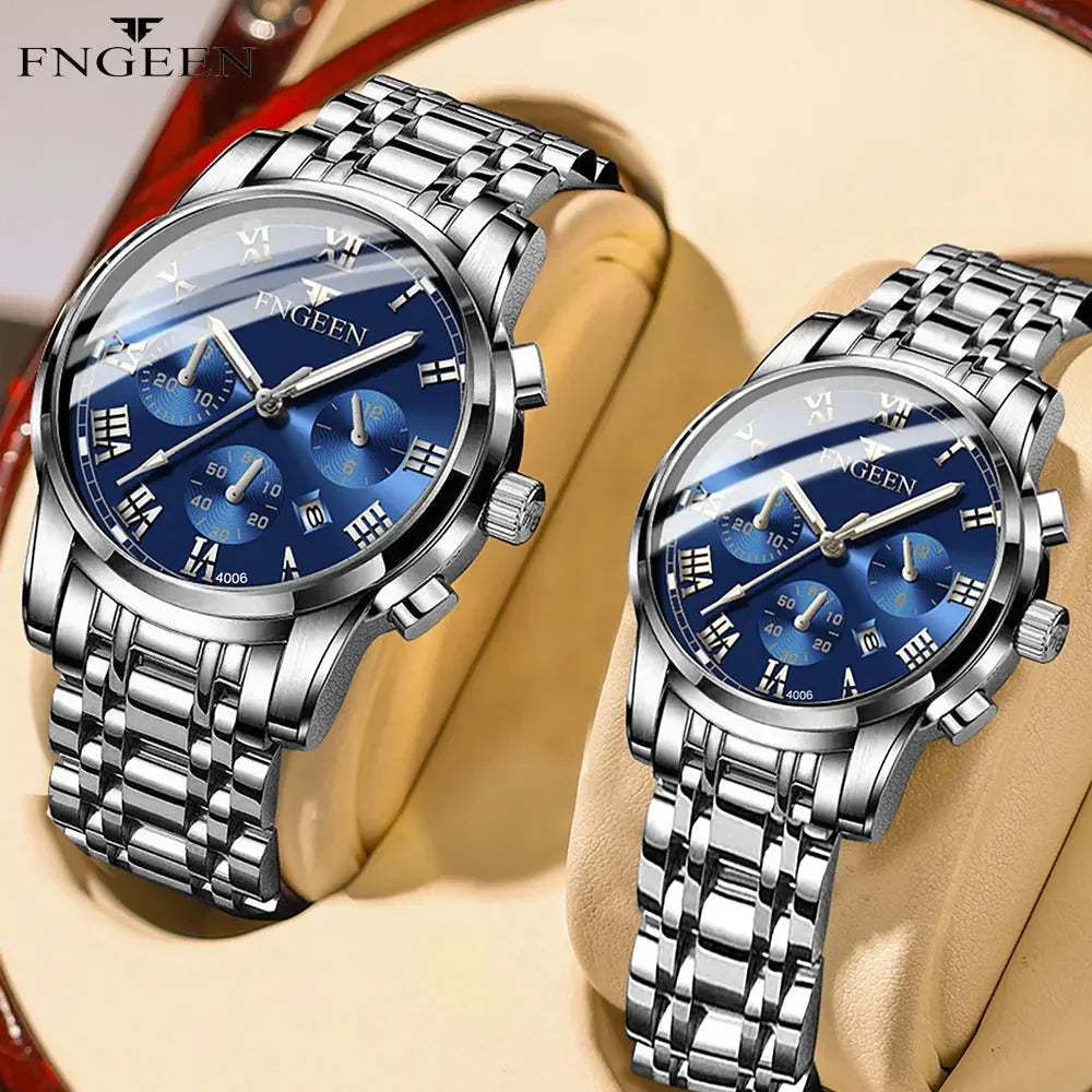 Ein Paar Edelstahl-Paaruhren mit blauen Zifferblättern und Metallarmbändern auf hellem Hintergrund.